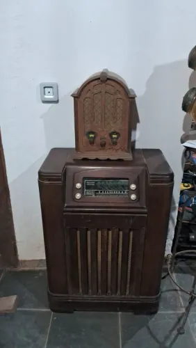 Vitrola e rádio antigo