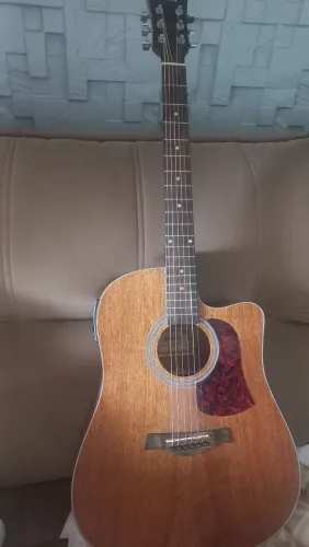 violão eletroacústico de aço da marca Shelby