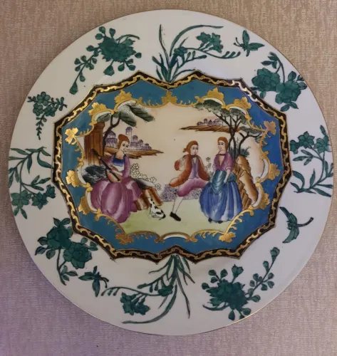 Prato raso em porcelana chinesa, antigo, com 26cm de diâmetro 