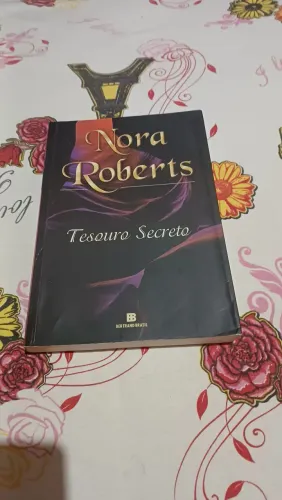Vendo esse livro Tesouro Secreto,e Excalibur As Crônicas de Arthur volume 3!R$60.00 cada.