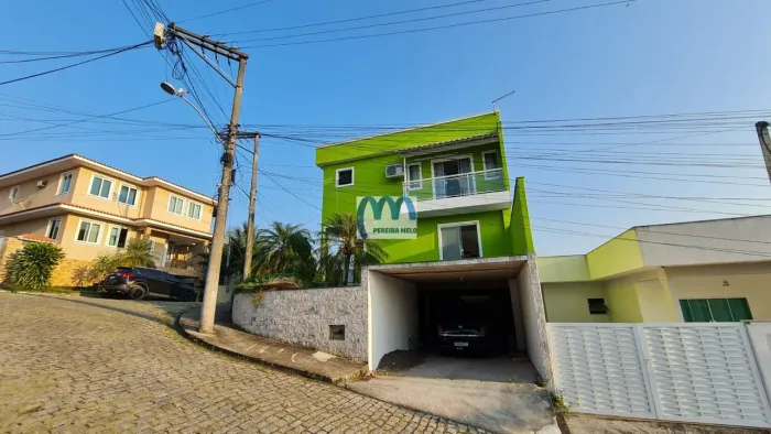 Casa duplex em lote de esquina no Condomínio Village do Moinho.