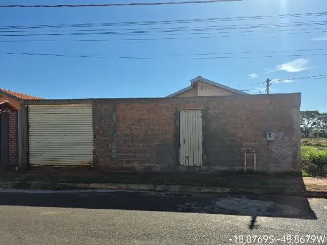 Imóvel com boa estrutura Casa no Sagrada Familia, Monte Alegre de Minas - MG, Nº 384, 2 q
