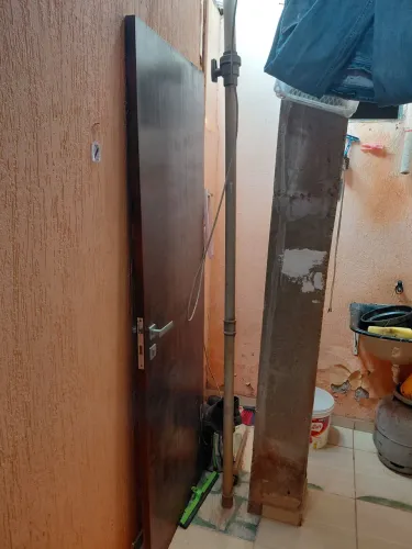Vendo Porta de madeira com fechadura e chave. 