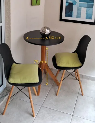 Mesa redonda + 2 cadeiras Eames Eiffel