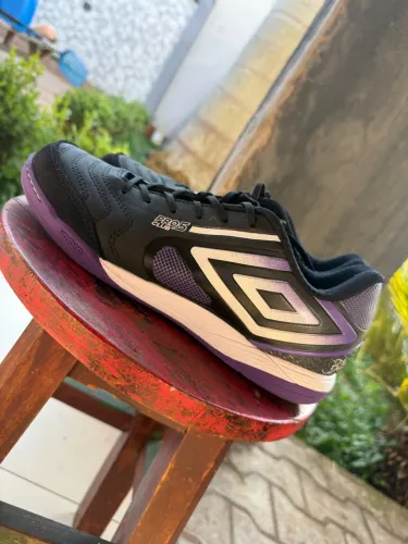 Chuteira Futsal Umbro Pró 5 Bump Club Roxa/Preto