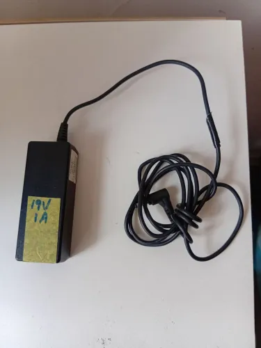 carregador para eletrônicos, compatível com dispositivos que exigem 19V usado funcionando