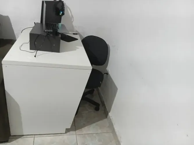 Kit Escritório Home Office com Mesa, Cadeira Secretária e Prateleiras.