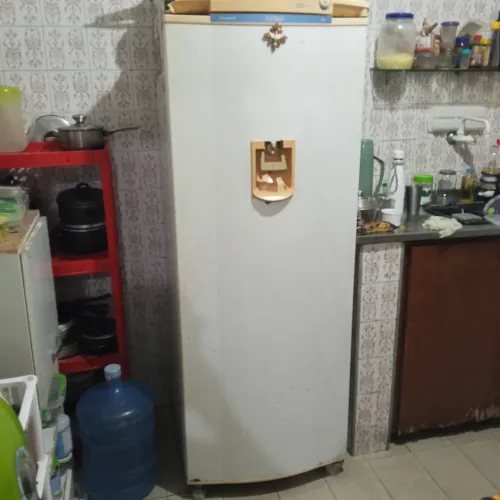Vendo Geladeira Consul Gelando perfeitamente bem com saída de água na porta.