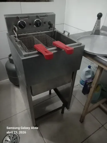 Fritadeira de gabinete CROIDOW em inox com ceatospara fritura de sa2 resistências e 2