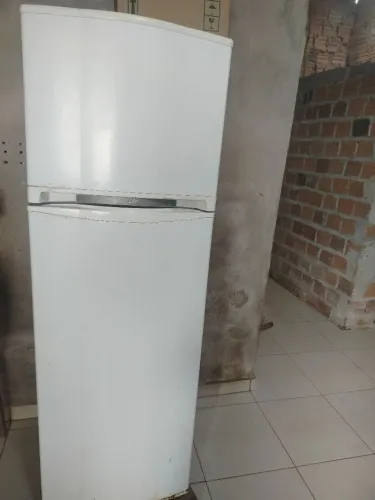 Vendo geladeira pra retirada de peças
