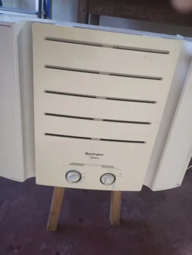 Vendo Ar condicionado de 7 mil BTUs , semi-novo no valor de 500 reais