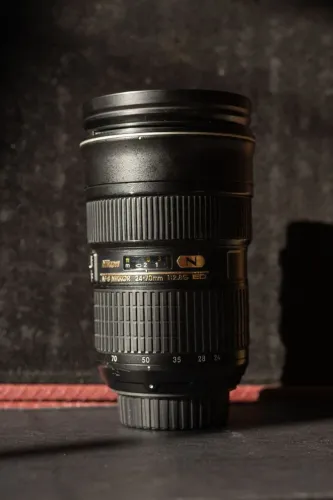 Nikon NIKKOR 24-70mm f/2.8 - Excelente estado + case e acessórios