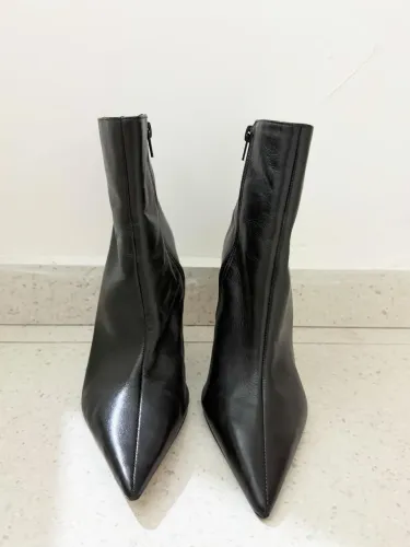 Bota preta com salto fino Arezzo