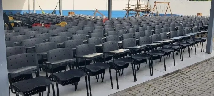 Mesas e cadeiras escolares