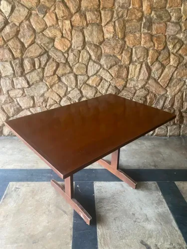 Mesa de madeira maciça retangular