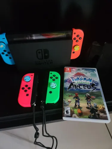 Nintendo Switch + Joy Cons extras + Pokemon Legends: Arceus