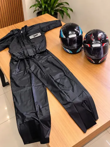 Kit Moto Completo - 2 Capacetes Tam. 58 + Capa de Chuva M - R$ 350