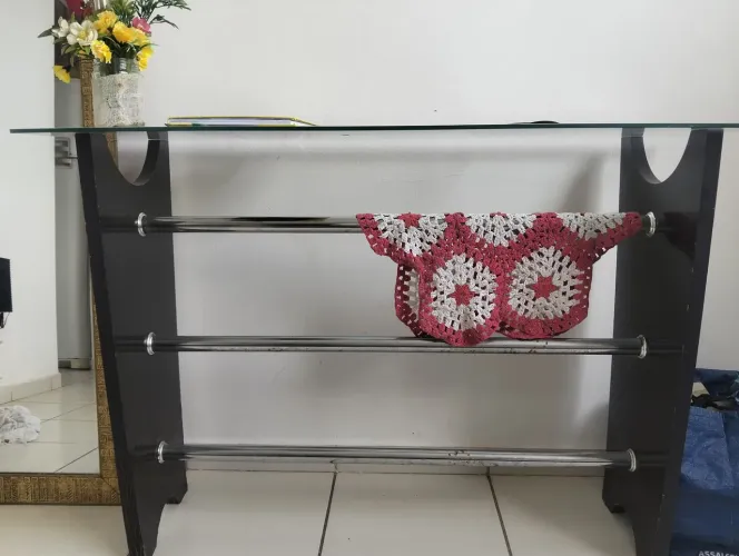 Mesa de vidro pequena.