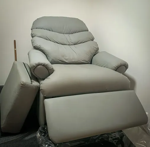 Poltrona reclinável acolchoada com almofada extra
