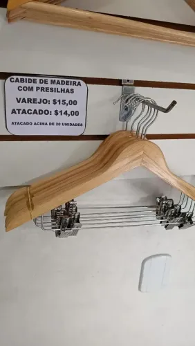 Cabide madeira com presilhas 