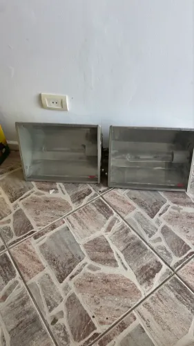 2 refletores com 2 lâmpadas de vapor de sódio de 250w