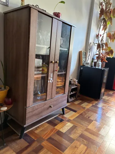 Cristaleira Baixa em MDF com Portas de Vidro - Excelente Estado