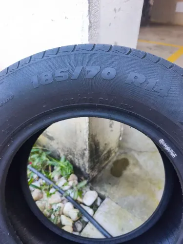 Pneu Pirelli meia vida. 185/70 R14. Ainda roda muito!