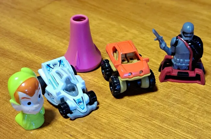 LOTE Nº 16 - CONTENDO CINCO BRINQUEDOS KINDER OVO - LENTE, CARRINHOS, DUENDE & ROBÔ