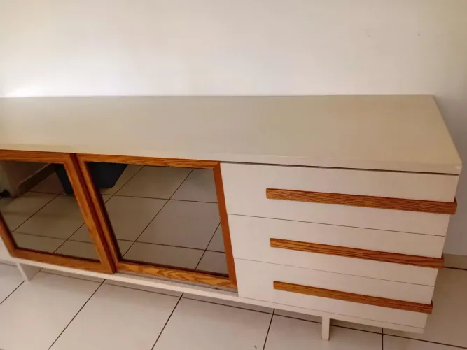 Buffet elegante com pintura em laca e detalhes em madeira