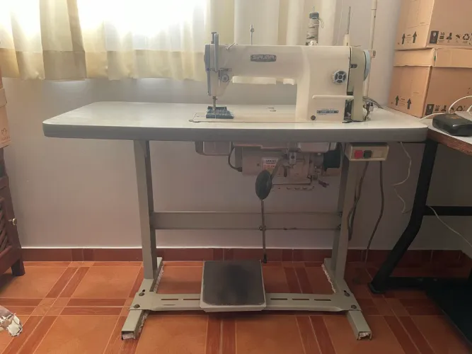 MÁQUINA DE COSTURA RETA INDUSTRIAL 