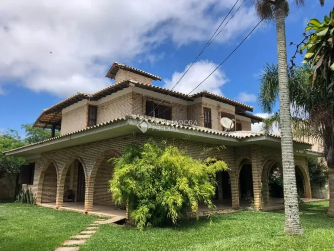Casa com 409m2 de área construída num terreno com 1.225 metros quadrados .