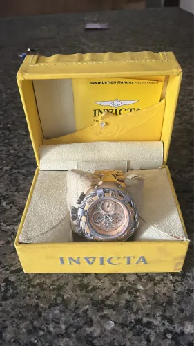 Vendo relógio invicta por 550$,pouco usado tá na caixa e tudo 