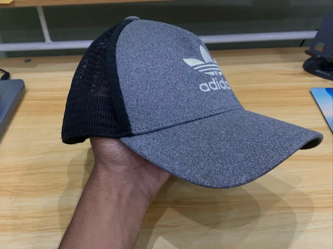Boné adidas cinza