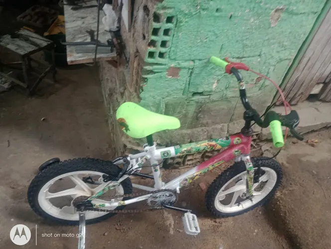 bicicleta aro 16 do Ben 10 semi nova 120 reais pegar em cavaleiro ou  Ibura sem defeitos 