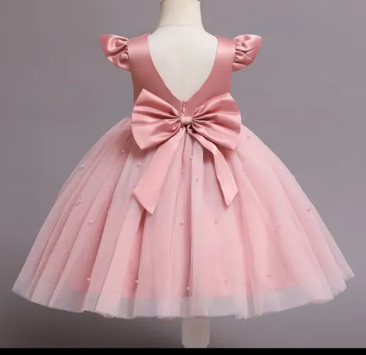 Vestido infantil de festa Rosa. Bordado em pérolas. Laço na parte de trás. Camadas em tule