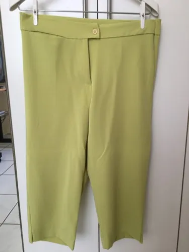 Linda calça corsário verde (meio da canela) pouquíssimo usada