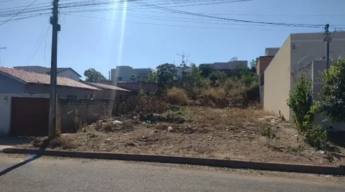 Lote no Setor Serrinha no asfalto bem localizado