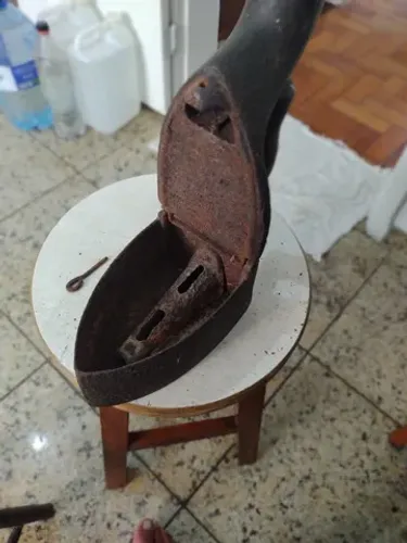 ferro de passar roupa à carvão 