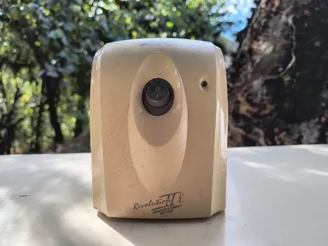 Estabilizador. Marca SMS. 115V, 300VA. Bege.