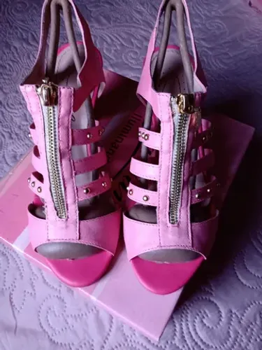 Sandalia tamanho 36 cor rose, com ziper, em ótimo estado, como nova