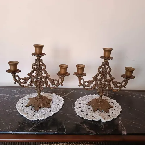 Par de Candelabros Antigos em Bronze