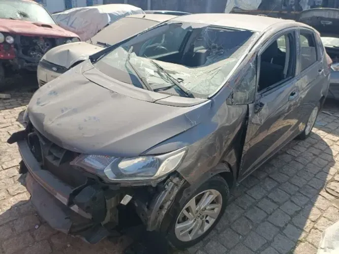 Temos peças para essa sucata! Honda Fit LX 1.5 aNO 2015/2016