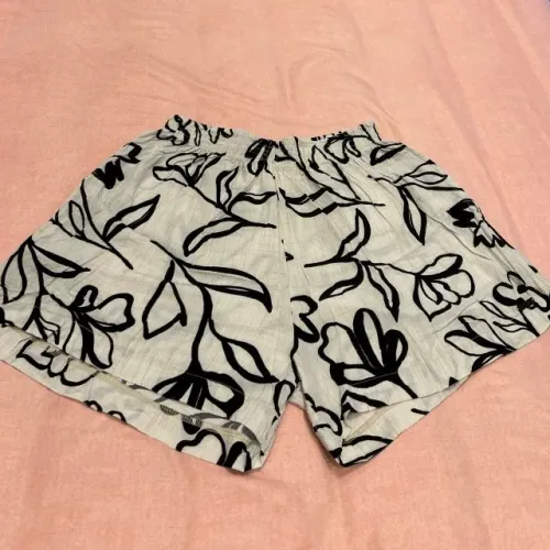 short viscose branco com flores Galápagos