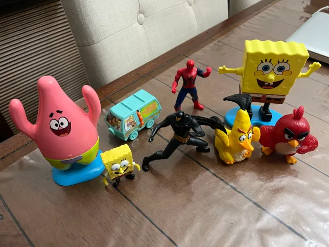 Lote brinquedos antigos BOB esponja, patrick angry birds, scooby doo batam e homem aranha