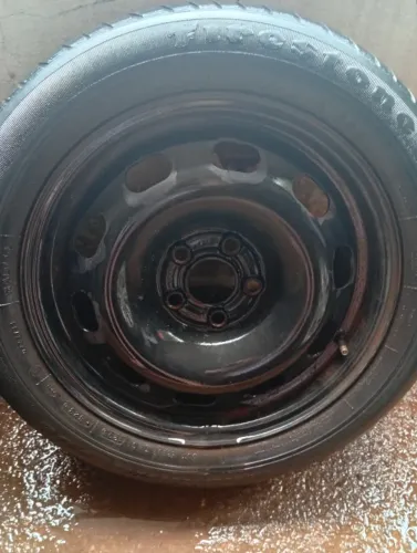 Vendo ou troco rodas aro 15. Cinco furos com pneus 
