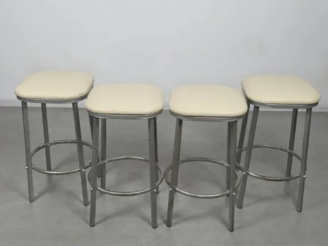 Set de 4 Banquetas Vintage Década de 70, em ferro cromado, apresenta sinais de uso