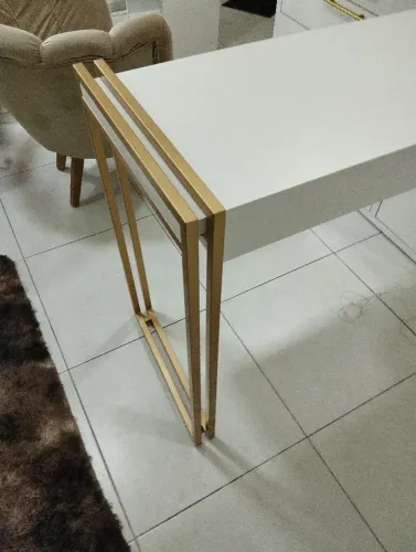 Mesa e comoda branca ripado com LED,estrutura de aço dourado metálico