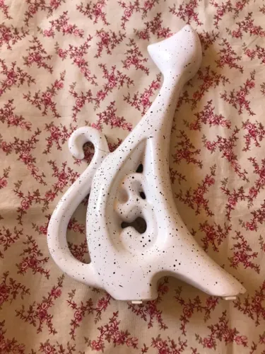 Decoração Gatinho Branco Com Pintinhas Pretas