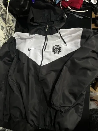 Corta vento Nike Paris pra vender hoje