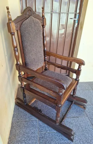 CADEIRA DE BALANÇO ANTIGA ESTILO TRONO, ANTIGUIDADE, RELÍQUIA.